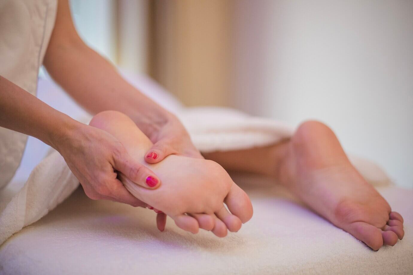 foot-massage-masseur-client
