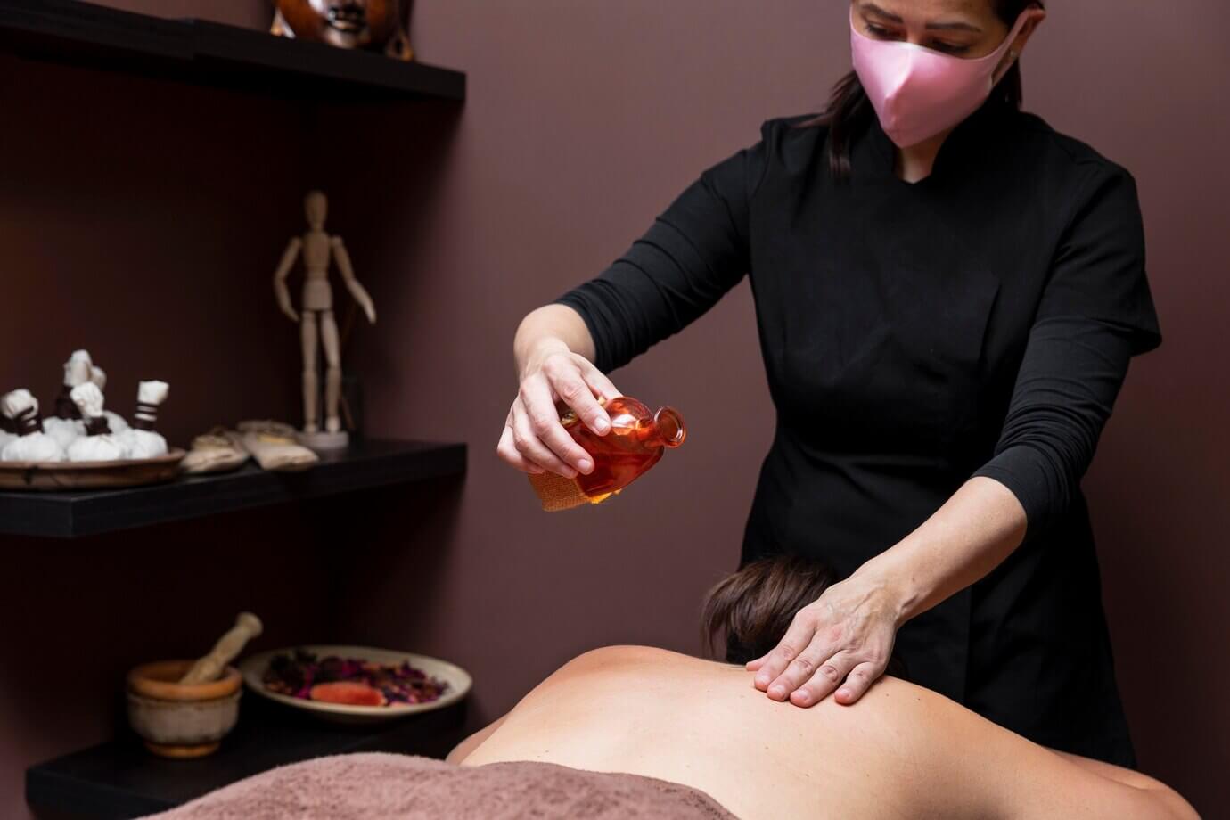 woman-having-Aroma-therapy-massage-beauty-salon
